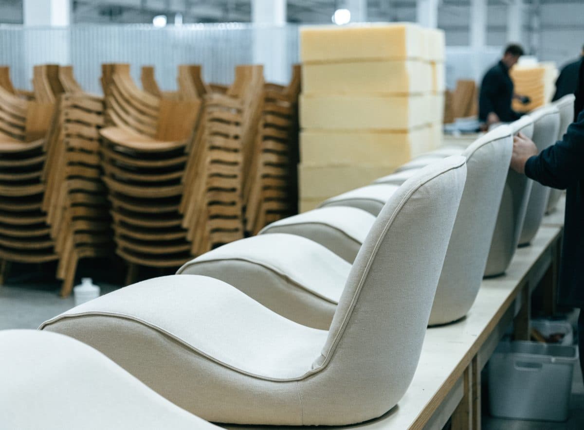 Staplade stolar och sitsar i en möbelfabrik