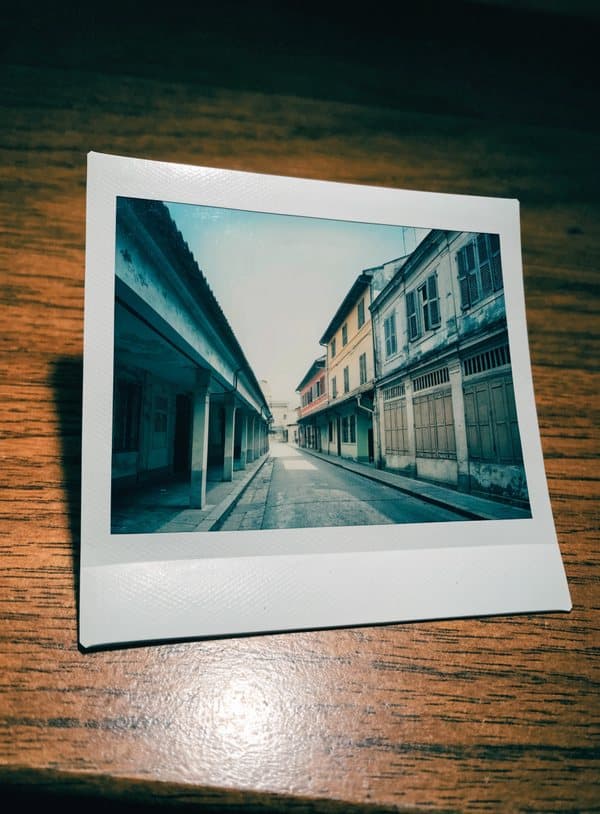 Polaroid av en gammal gata med arkadhus och pelargång