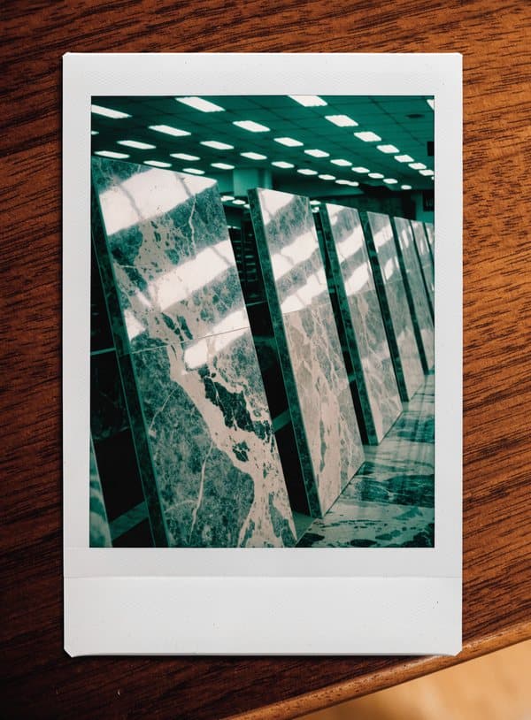 Polaroid av en stor utställning med kakel och klinker