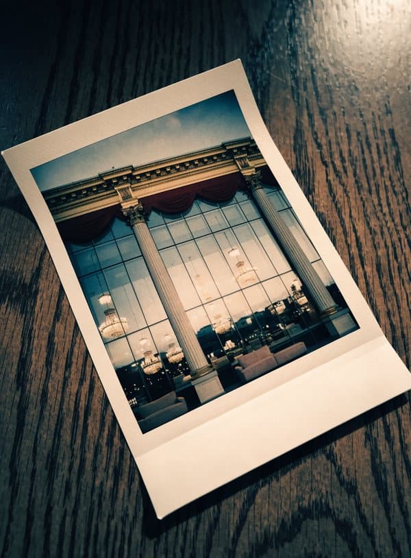 Polaroid av en överdådig fasad på ett möbelvaruhus i skymningen